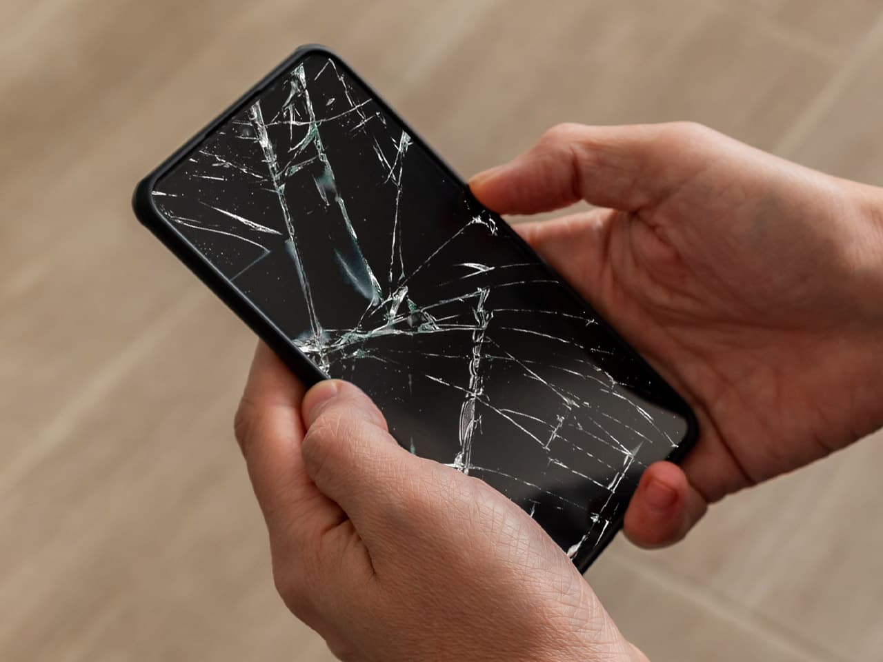 画面が割れたスマホ